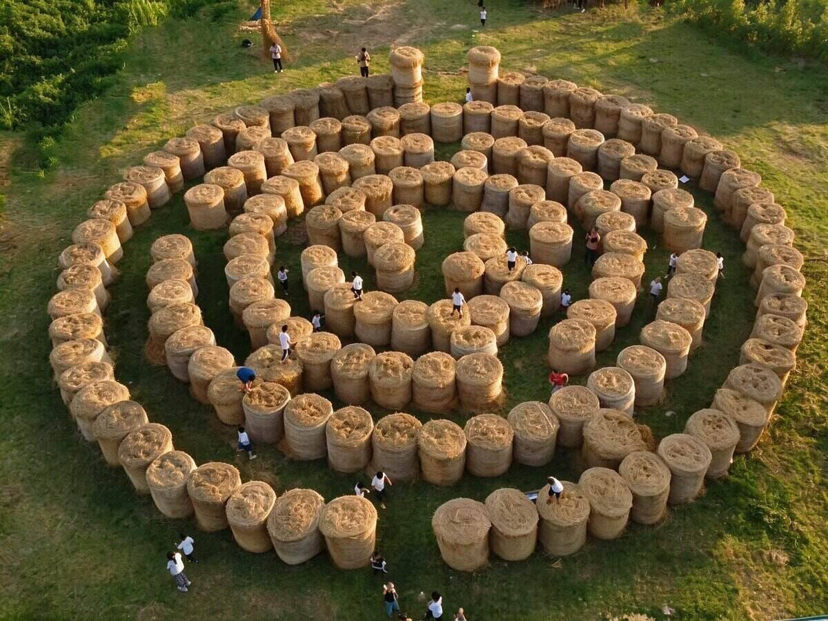 Straw‑made maze art sculpture for outdoor park landscape decoration