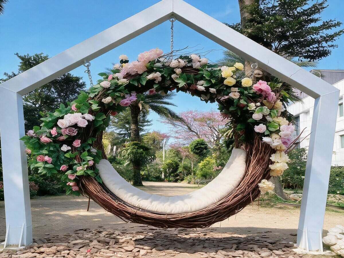 Flower wreath swing straw sculpture for outdoor wedding park decoration
